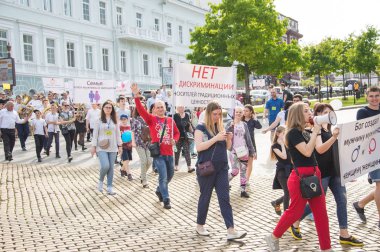 Odessa City, Ukrayna, Yunan meydanı, 18 Mayıs 2019. Odessa halkı Aile Günü'nü kutlayarak Odessa'nın merkezinden geçti. Mart farklı mezheplerden rahipler tarafından ziyaret edildi. Portreler.