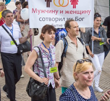 Odessa City, Ukrayna, Yunan meydanı, 18 Mayıs 2019. Odessa halkı Aile Günü'nü kutlayarak Odessa'nın merkezinden geçti. Mart farklı mezheplerden rahipler tarafından ziyaret edildi. Portreler.