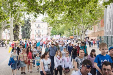 Odessa City, Ukrayna, Yunan meydanı, 18 Mayıs 2019. Odessa halkı Aile Günü'nü kutlayarak Odessa'nın merkezinden geçti. Mart farklı mezheplerden rahipler tarafından ziyaret edildi. Portreler.