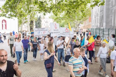Odessa City, Ukrayna, Yunan meydanı, 18 Mayıs 2019. Odessa halkı Aile Günü'nü kutlayarak Odessa'nın merkezinden geçti. Mart farklı mezheplerden rahipler tarafından ziyaret edildi. Portreler.