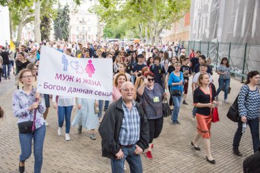 Odessa City, Ukrayna, Yunan meydanı, 18 Mayıs 2019. Odessa halkı Aile Günü'nü kutlayarak Odessa'nın merkezinden geçti. Mart farklı mezheplerden rahipler tarafından ziyaret edildi. Portreler.