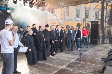 Odessa City, Ukrayna, Yunan meydanı, 18 Mayıs 2019. Odessa halkı Aile Günü'nü kutlayarak Odessa'nın merkezinden geçti. Mart farklı mezheplerden rahipler tarafından ziyaret edildi. Portreler.
