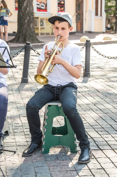 Odessa City, Ukrayna, Yunan meydanı, 18 Mayıs 2019. Odessa halkı Aile Günü'nü kutlayarak Odessa'nın merkezinden geçti. Marsh farklı mezheplerden rahipler tarafından ziyaret edildi. Portreler.