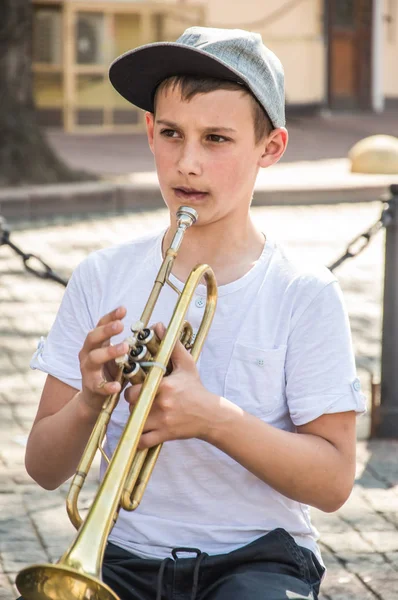 Odessa City, Ukrayna, Yunan meydanı, 18 Mayıs 2019. Odessa halkı Aile Günü'nü kutlayarak Odessa'nın merkezinden geçti. Marsh farklı mezheplerden rahipler tarafından ziyaret edildi. Portreler.