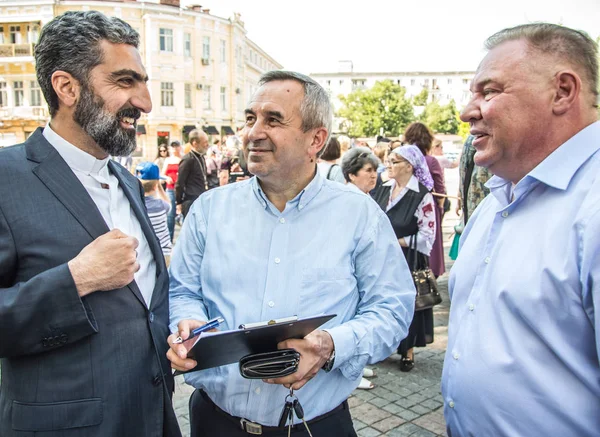 Odessa City, Ukrayna, Yunan meydanı, 18 Mayıs 2019. Odessa halkı Aile Günü'nü kutlayarak Odessa'nın merkezinden geçti. Marsh farklı mezheplerden rahipler tarafından ziyaret edildi. Portreler.