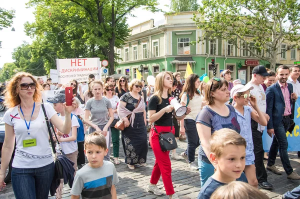 Odessa City, Ukrayna, Yunan meydanı, 18 Mayıs 2019. Odessa halkı Aile Günü'nü kutlayarak Odessa'nın merkezinden geçti. Mart farklı mezheplerden rahipler tarafından ziyaret edildi. Portreler.