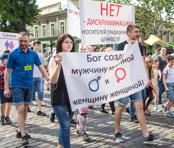 Odessa City, Ukrayna, Yunan meydanı, 18 Mayıs 2019. Odessa halkı Aile Günü'nü kutlayarak Odessa'nın merkezinden geçti. Mart farklı mezheplerden rahipler tarafından ziyaret edildi. Portreler.