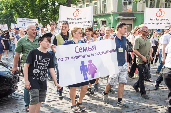 Odessa City, Ukrayna, Yunan meydanı, 18 Mayıs 2019. Odessa halkı Aile Günü'nü kutlayarak Odessa'nın merkezinden geçti. Mart farklı mezheplerden rahipler tarafından ziyaret edildi. Portreler.