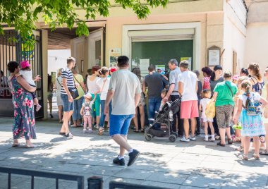 İnsanlar hayvanat bahçesinde kuyrukta duruyor. Street. 