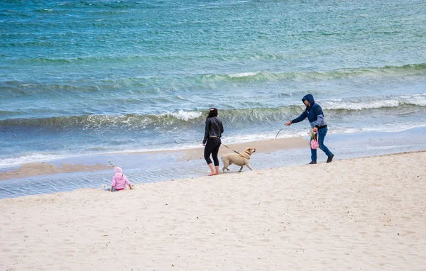 Caminhadas em família na praia . — Fotografia de Stock