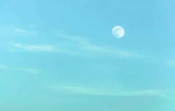 La luna en el cielo de la tarde . — Foto de Stock