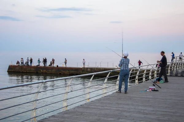 Pesca marítima desde el muelle. Buenas noches. . —  Fotos de Stock