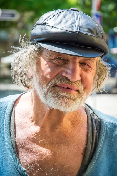 Portrait of an elderly homeless person. — Stock Photo, Image
