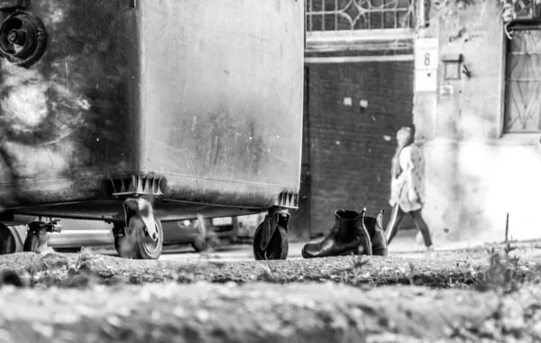 Tanque para lixo. Botas velhas jogadas fora por alguém . — Fotografia de Stock