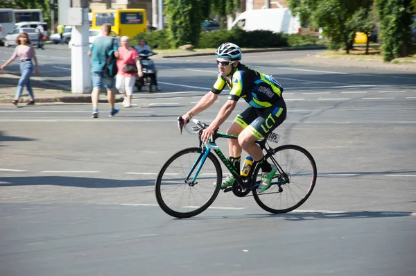 Ciclista cabalgando en una carretera de la ciudad . — Foto de Stock