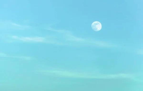 Луна в вечернем небе . Стоковая Картинка