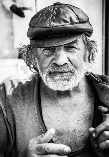 Portrait of an elderly homeless person. — Stock Photo, Image