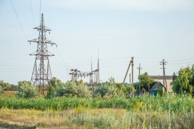 Çalılıklarda elektrik istasyonu. 
