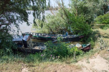 Tuna Nehri kıyısına demirli tekne. 