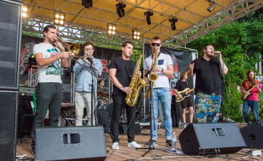 Rock konseri Odessa City, Ukrayna, Açık Hava Tiyatrosu Green Theater denilen yapıldı. Sahnede müzikal gruplar, şarkıcılar ve müzisyenler vardır. İnsanların portreleri. Portreler. Müzik aletleri.