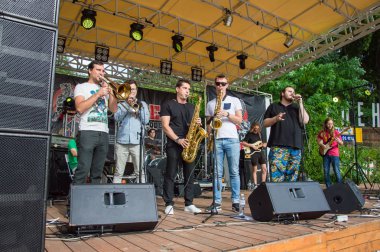 Rock konseri Odessa City, Ukrayna, Açık Hava Tiyatrosu Green Theater denilen yapıldı. Sahnede müzikal gruplar, şarkıcılar ve müzisyenler vardır. İnsanların portreleri. Portreler. Müzik aletleri.