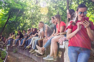 Parkta oturan ve konseri dinleyen insanlar. Portreler. Odessa City, Ukrayna, yeşil tiyatro denilen bir açık hava tiyatrosu. 29.06.09.