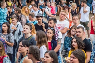 Rock konseri Odessa City, Ukrayna, yeşil tiyatro denilen bir açık hava tiyatrosu düzenlendi. Yaz terasında insanlar müzik, dans, sadece oturmak ve dinlenmek dinlemek. Sahnede müzikal gruplar, şarkıcılar ve müzisyenler vardır. İnsanların portreleri. 29.26.19