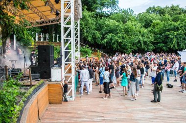 Rock konseri Odessa City, Ukrayna, yeşil tiyatro denilen bir açık hava tiyatrosu düzenlendi. Yaz terasında insanlar müzik, dans, sadece oturmak ve dinlenmek dinlemek. Sahnede müzikal gruplar, şarkıcılar ve müzisyenler vardır. İnsanların portreleri. 29.26.19