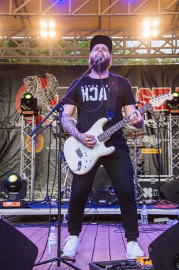 Rock konseri Odessa City, Ukrayna, Açık Hava Tiyatrosu Green Theater denilen yapıldı. Sahnede müzikal gruplar, şarkıcılar ve müzisyenler vardır. İnsanların portreleri. Portreler. Müzik aletleri.