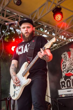 Rock konseri Odessa City, Ukrayna, Açık Hava Tiyatrosu Green Theater denilen yapıldı. Sahnede müzikal gruplar, şarkıcılar ve müzisyenler vardır. İnsanların portreleri. Portreler. Müzik aletleri.