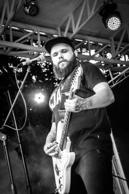 Rock konseri Odessa City, Ukrayna, Açık Hava Tiyatrosu Green Theater denilen yapıldı. Sahnede müzikal gruplar, şarkıcılar ve müzisyenler vardır. İnsanların portreleri. Portreler. Müzik aletleri.