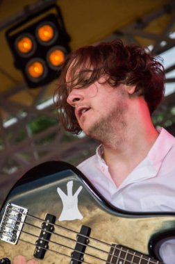 Rock konseri Odessa City, Ukrayna, Açık Hava Tiyatrosu Green Theater denilen yapıldı. Sahnede müzikal gruplar, şarkıcılar ve müzisyenler vardır. İnsanların portreleri. Portreler. Müzik aletleri.