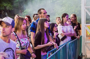 Rock konseri Odessa City, Ukrayna, yeşil tiyatro denilen bir açık hava tiyatrosu düzenlendi. Yaz terasında insanlar müzik, dans, sadece oturmak ve dinlenmek dinlemek. Sahnede müzikal gruplar, şarkıcılar ve müzisyenler vardır. İnsanların portreleri. 29.26.19