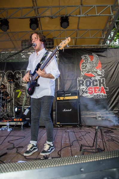 Rock konseri Odessa City, Ukrayna, Açık Hava Tiyatrosu Green Theater denilen yapıldı. Sahnede müzikal gruplar, şarkıcılar ve müzisyenler vardır. İnsanların portreleri. Portreler. Müzik aletleri.