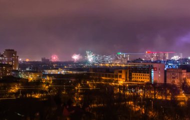 Şehir üzerinde Yılbaşı günü Firework. 
