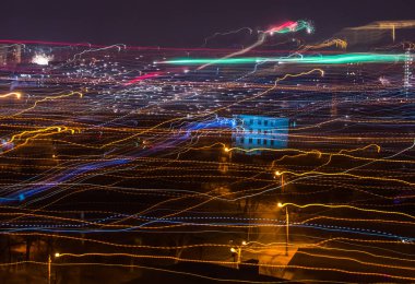 Şehir üzerinde Yılbaşı günü Firework. 