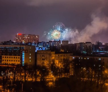 Şehir üzerinde Yılbaşı günü Firework. 