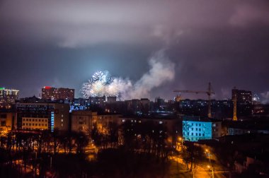 Şehir üzerinde Yılbaşı günü Firework. 