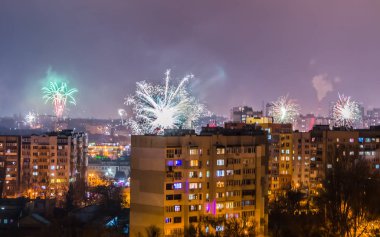 Şehir üzerinde Yılbaşı günü Firework. 