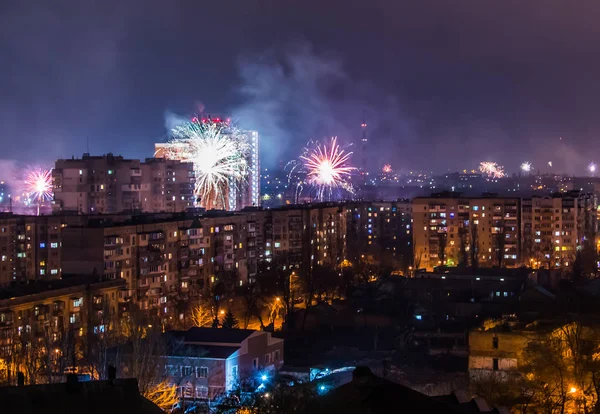 Fuegos artificiales en la víspera de Año Nuevo sobre la ciudad . —  Fotos de Stock