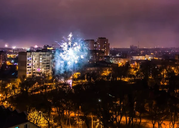 Феєрверк напередодні Нового року над містом . — стокове фото