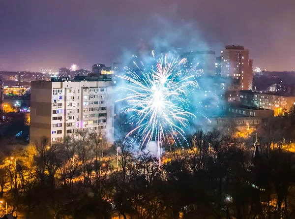 Fuegos artificiales en la víspera de Año Nuevo sobre la ciudad . — Foto de Stock