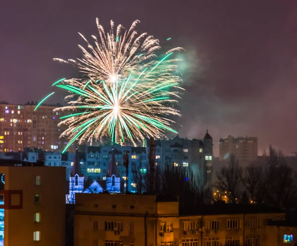 Феєрверк напередодні Нового року над містом . — стокове фото