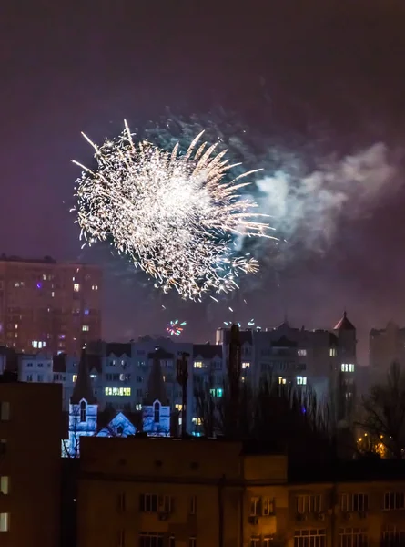 Πυροτεχνήματα την παραμονή της Πρωτοχρονιάς πάνω από την πόλη. — Φωτογραφία Αρχείου