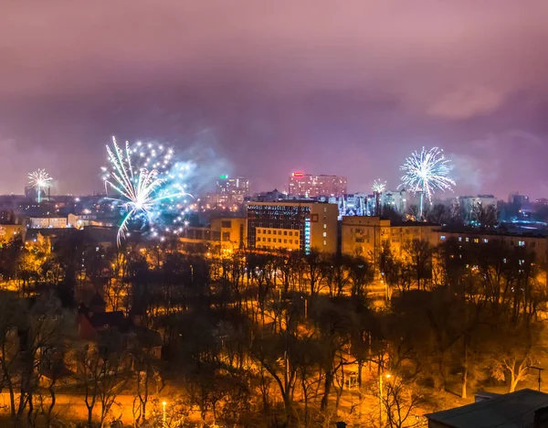 Fuegos artificiales en la víspera de Año Nuevo sobre la ciudad . —  Fotos de Stock