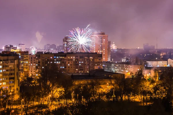 Fuegos artificiales en la víspera de Año Nuevo sobre la ciudad . —  Fotos de Stock