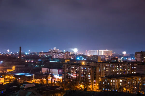 Fuegos artificiales en la víspera de Año Nuevo sobre la ciudad . —  Fotos de Stock