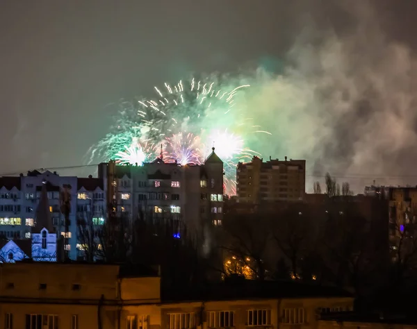 Фейерверк в канун Нового года над городом . — стоковое фото