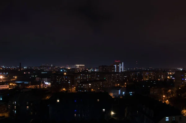 Fogos de artifício na véspera de Ano Novo sobre a cidade . — Fotografia de Stock