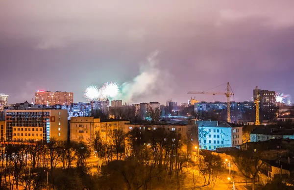 Fuegos artificiales en la víspera de Año Nuevo sobre la ciudad . —  Fotos de Stock